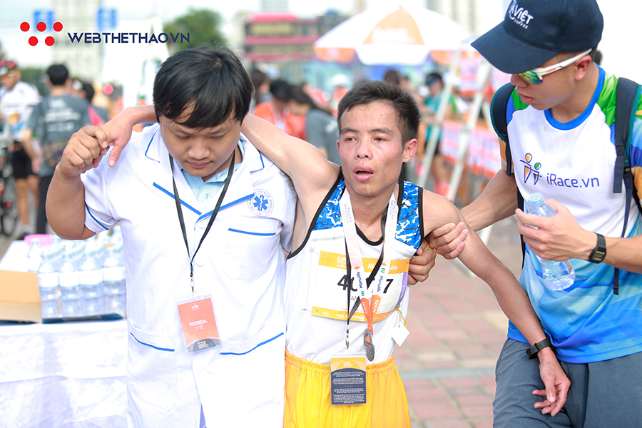 Lê Tấn Hi lần đầu vô địch Đà Nẵng International Marathon với đôi giày thủng ngón